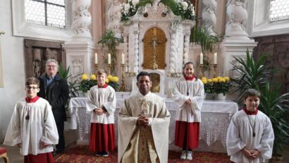 Bild: hir
Vier neue Ministranten wurden in der Pfarrei Pfreimd aufgenommen. Pfarrer Georg Parampilthadathil (Mitte) und Pastoralreferent Andreas Hartung (hintere Reihe, links) hießen die Neuen am Altar willkommen.