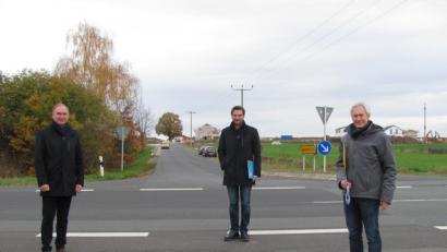 Bild: sei
Landtagsabgeordneter Stephan Oetzinger (Mitte) besprach bei einem einen Ortstermin mit Baudirektor Gerhard Kederer (rechts) und Bürgermeister Richard Kammerer die Möglichkeit einer Linksabbiegespurt auf der Staatsstraße 2166.