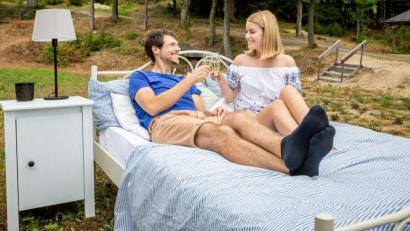 Bild: Georg Neumann/Steinwald-Allianz/exb
Die Übernachtung im Freien ist im Steinwald zwar nicht gestattet, jedoch sind in der Ferienregion rund um den Naturpark eine Vielzahl an unterschiedlichen Unterkünften zu finden. Diese sollten besonders in aktuellen Zeiten zur Steigerung der Auslastung online buchbar sein.