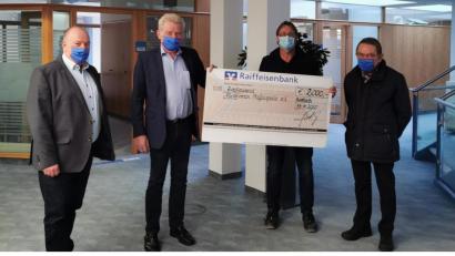 Bild: Karin Schwemmer/exb
Vorstand Frank Eckhard Kirchhof (links) und Regionalleiter Hermann Maul (Zweiter von links) überreichten in der Auerbacher Hauptgeschäftsstelle einen Spendenschenk in Höhe von 2000 Euro an den Zweiten Maffei-Vorsitzenden Matthias Regn (Zweiter von rechts), der von Kassier Hans Kormann (rechts) begleitet wurde.