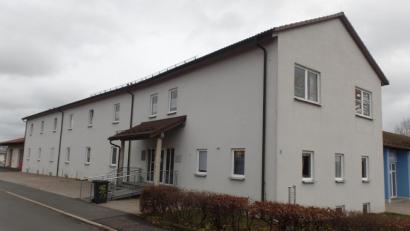 Bild: br
Für das Ärztehaus (das Bild zeigt die Nordseite entlang der Goethestraße) ist im kommenden Jahr ein energetisches Sanierungskonzept vorgesehen. Zudem wird das Gebäude optisch aufgewertet.