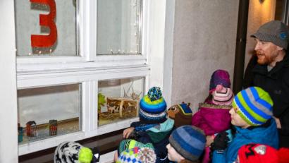 Bild: njn
So wie im vergangenen Jahr, als Pfarrer Christoph Zeh (rechts) mit den Kindern das Adventsfenster öffnete, wird es heuer nicht sein. "Adventsfenster to go" heißt es diesmal.