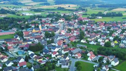 Luftbild: fjo
Für den weiteren Breitbandausbau bislang minderwertig versorgter Straßenzüge ist der Marktgemeinde ein Starttermin zwischen Ostern und Pfingsten 2021 versprochen worden. Aktuell laufen die Planungen, welche Bereiche in welcher Reihenfolge Berücksichtigung finden.