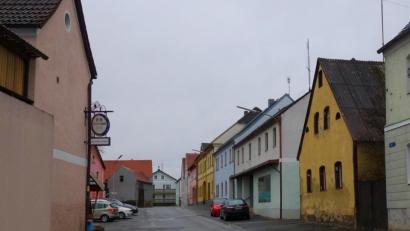 Bild: fjo
Für das gemeindeeigene Anwesen Bienenweg 2 (rechts) hofft die Marktverwaltung auf ein förderfähiges Nutzungskonzept im Rahmen der Neugestaltung des gesamten Marktplatzes.
