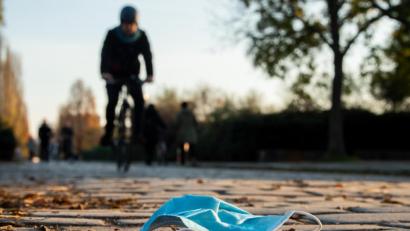 Bild: Kira Hofmann/dpa
Bund und Länder planen ab Dezember schärfere Corona-Regeln. Für die Zeit zwischen Weihnachten und Silvester sollen dann wiederum Lockerungen möglich sein.