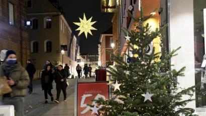 Bild: Petra Hartl
Zwischen Bahnhofstraße und Malteserplatz stehen 300 dieser geschmückten Bäume. Sie sollen unter dem Motto „Amberger Winterzauber“ für adventliche Stimmung sorgen, wenn es schon keinen Weihnachtsmarkt geben kann.