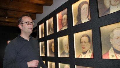 Bild: ads
In moderner und sehr ansprechender Form hat die Ahnengalerie der Stadtpfarrer von St. Martin Eingang in das neue Pfarrhaus gefunden, die bereits im Eingangsbereich die Besucher begrüßen. Stadtpfarrer Thomas Helm freut sich über die gelungene Variante der Ahnengalerie.