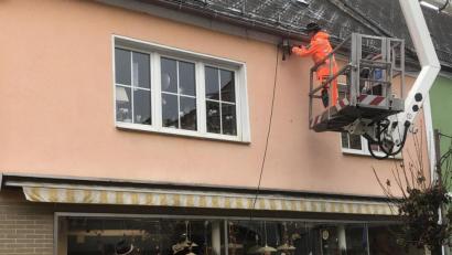 Bild: exb/Stadt Windischeschenbach
Die Mitarbeiter des Bauhofs montieren in der Hauptstraße die Weihnachtsbeleuchtung.