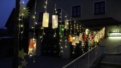 Bild: soj
Der Aufgang zum Rathaus wird durch bunte Weihnachtslaternen beleuchtet.