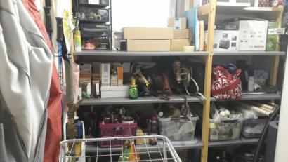 Bild: szl
Jahrelang stopfte unsere OTon-Kolumnistin Lena Schulze nur alles in ihre Abstell-Wäsche-Speisekammer hinein. Jetzt ging es ans aufräumen und aussortieren.