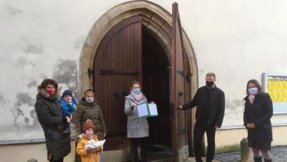 Bild: Karban-Völkl/exb
Zum Familienadvent laden Stadtpfarrer Thomas Kraus und die Mitglieder des Arbeitskreises Familiengottesdienst, Karin Sächerl, Katharina Lippert, Renate Pressler und Kathrin Karban-Völkl (von links) ein.