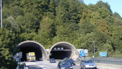 Archivbild: Klewitz
Bekommt der Pfaffensteiner Tunnel bei Regensburg bald eine dritte Röhre? So ließe sich während der Sanierung unnötiger Stau vermeiden.