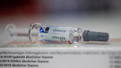 Archivbild: Sebastian Gollnow /dpa
Eine Dosis einer Grippeimpfung liegt in einer Apotheke. Hausärzte aus der Region warten auf den Impfstoff.
