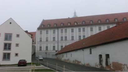 Bild: kgg
Stück für Stück putzt sich das Kloster Waldsassen heraus. Nun gibt es vier Millionen Euro Bundesfördermittel. Rechts steht noch die alte Hausmeisterwerkstatt, die nach dem Winter abgebrochen wird.