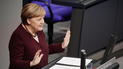 Bild: Michael Kappeler/dpa
Bundeskanzlerin Angela Merkel (CDU) spricht im Bundestag.