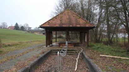Bild: kro
Der Therapiepfad beim früheren Badehaus Maiersreuth soll im nächsten Jahr revitalisiert werden. Im Bild der Pavillon und davor ein Tretbecken.