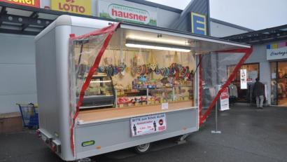 Bild: Schirmer, Werner
Keine Menschenmengen, keine strahlenden Kindergesichter. Für den Neunburger Schausteller Robert Nübler bleibt heuer nur, seinen Süßigkeiten-Wagen vor der Edeka in Tirschenreuth aufzustellen.