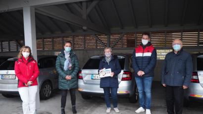Bild: krb
Elisabeth Eiszrich (Mitte) überreicht die Geschenke am Parkplatz der ambulanten Krankenpflege an Annette Scherb (Zweite von links). Pfarrer Josef Häring (von rechts) und Ministrant Alexander Schmid freuten sich über die Aktion.