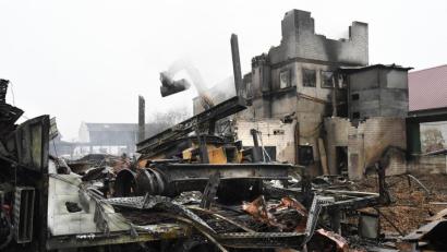Bild: Petra Hartl
Schwarz-graue Trümmerhaufen prägen das Bild einen Tag nach dem Großbrand in Amberg.