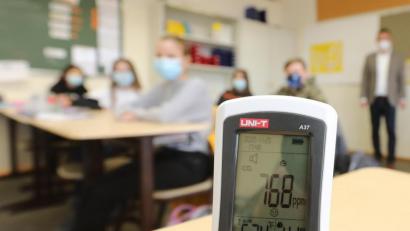 Bild: Wolfgang Steinbacher
Für ein gutes Raumklima sollte die CO2-Konzentration unter 1000 ppm (parts per million) liegen. Technische Hilfe leisten Kohlendioxid-Messgeräte, die derzeit auch in Klassenzimmern im Landkreis Schwandorf zum Einsatz kommen