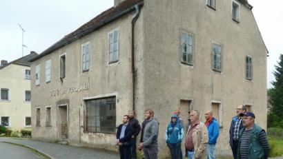 Bild: Portner
Leerstände gibt es in Schönsee mehrere. Bei der Begehung im Sommer, mit Sebastian Bezold von der Regierung der Oberpfalz (vorne, links), richteten die Stadträte jedoch den Blick auf den neu gestalteten Platz unterhalb der Kirche.
