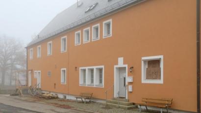 Bild: ow
Die Arztpraxis Dr. Deinlein im Rathaus von Neustadt am Kulm wurde durch einen Infektionsraum erweitert. Der Zugang befindet sich auf der Nordseite des Rathauses links vom Eingang zur normalen Praxis. Momentan ist er über eine provisorische Treppe erreichbar. Im Rahmen der Marktplatzsanierung wird diese durch eine barrierefreie Rampe ersetzt.