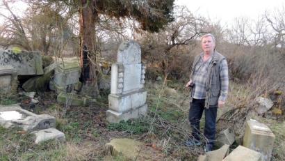 Bild: mor
Auf dem verfallen Gottesacker in der Wüstung Pappenberg begab sich der Chronist Hans-Jürgen Kugler auf Spurensuche für seine Häuser- und Familienchronik Pappenberg.
Bild: Gerald Morgenstern