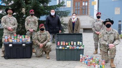 Bild: do
Vertreter der US-Pateneinheit "1er 91. Cavalry Regiments Airborne" übergaben aus Anlass von Thanksgiving an Bürgermeister Marcus Gradl und Luzia Fraunholz-Armstrong Lebensmittelspenden der Soldaten und ihrer Familien für bedürftige Einwohner