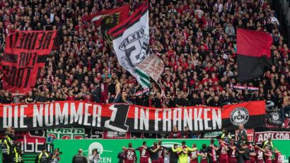 Archivbild: Daniel Karmann
Ein Bild aus schöneren Tagen: Das Frankenderby ist immer auch die Gelegenheit für Fans auf beiden Seiten, imposante Choreografien auf die Beine zu stellen. Daraus wird es in der 267. Derbyauflage nichts. Zuschauer sind nicht erlaubt.