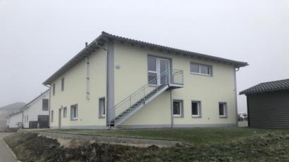 Bild: ck
Um die Grünfläche hin zur Straße besser nutzen zu können, würden die beiden Ergotherapeutinnen Stephanie Beierl und Birgit Prem gern das abfallende Gelände auffüllen und eine Stützmauer mit Gartenzaun errichten. Bürgermeister Andreas Wutzlhofer bietet den Antragstellerinnen stattdessen einen Streifen des angrenzenden, freien Grundstücks (im Vordergrund) zum Kauf oder zur Pacht an.