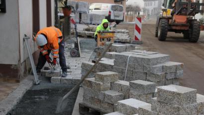 Bild: kro
Pflasterarbeiten finden derzeit in der Philipp-Mühlmayer-Straße statt.