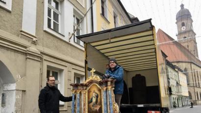 Bild: gri
Pfarrer Thomas Helm (links) und Rudi Kohl von der Kirchenverwaltung mit dem Hausaltar.