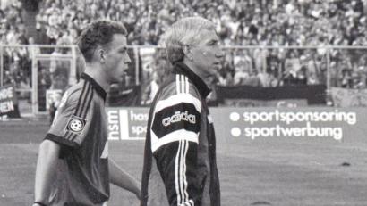 Archivbild: Ziegler
Club-Trainer Willi Entenmann (rechts) wechselt den damals 18-jährigen Timo Rost (links) vor rund 45 000 Fans im DFB-Pokalspiel 1996 gegen die SpVgg Greuther Fürth ein.