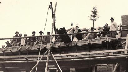 Bild: Archiv Werner Robl/wro
Zu einem besonderen Höhepunkt beim Richtfest wurde der Besuch des Nikolaus, der am 5. Dezember 1951 zwischen den neuen Schulhaus-Dachbalken auftauchte, um die Kinder zu beschenken.