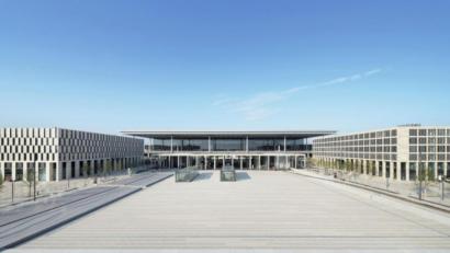 Bild: Godelmann/exb
Der oberpfälzische Beitrag zum neuen Berliner Flughafen: 600 000 Steine und Platten aus den Höglinger Produktionsstätten des Unternehmens Godelmann liegen auf dem Willy-Brandt-Platz vor dem Terminal.