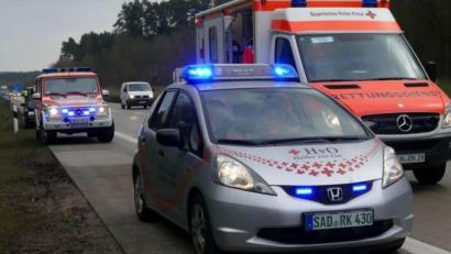 Bild: Michael Sachs/exb
Bislang waren die Wernberg-Köblitzer Helfer vor Ort mit einem Honda Jazz unterwegs - auch bei Unfällen auf der Autobahn, wie hier im Bild. Weil das Auto Anfang Oktober selbst in einen Unfall verwickelt wurde und seitdem kaputt ist, sind die ehrenamtlichen Retter auf Spenden angewiesen, um das neue Einsatzfahrzeug abbezahlen zu können.