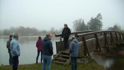 Bild: bjp
Nicht vordringlich ist aus Sicht des TÜV ein Ersatzneubau für den Steg am Kiesibeach: Die Gutachter bemängelten bei einem Ortstermin des Bauausschusses nur geringfügige Alterungsschäden.