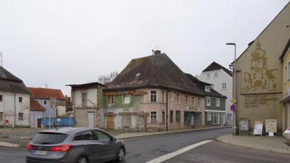 Bild: hm
Das Haas-Haus in Pfreimd (links Straßenseite) wird aufwändig saniert. Umbaumaßnahmen in vergangenen Zeiten haben dem Gebäude statisch geschadet.