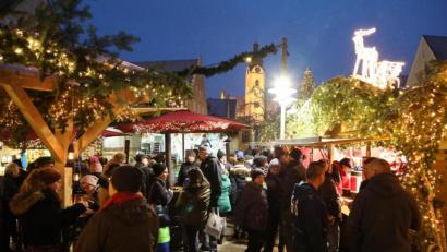 Archivbild: Gerhard Götz
Die Stimmung auf dem Schwandorfer Weihnachtsmarkt lebte in den vergangenen Jahren auch von der kuscheligen Enge am unteren Markt. Das ist in Pandemie-Zeiten unmöglich. Die Veranstalter sagten den Markt ab.