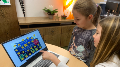 Bild: exb/Grund- und Mittelschule Windischeschenbach
Die Zwillingsschwestern Helena und Leonie dürfen schon mal einen Blick auf den virtuellen Adventskalender werfen.