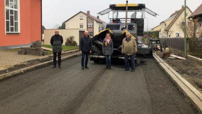 Bild: öt
Horst König vom Büro für Bautechnik König (von links), Bürgermeister Peter König, Katrin Bayer von der Verwaltungsgemeinschaft Neusorg und Gerhard Fröhlich vom Ingenieurbüro für Tiefbautechnik überzeugten sich von der fachgerechten Ausführung der Bauarbeiten in der Quellenstraße.