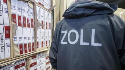 Symbolbild: Markus Scholz/dpa
100 Stangen Zigaretten – hier ein Symbolbild – schmuggelte ein Lastwagenfahrer in den Staukästen seines Fahrzeuges.