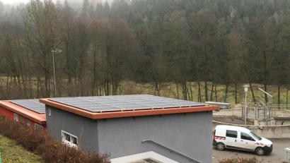 Bild: Eichl
Die Photovoltaik-Anlage auf dem Kläranlagen-Gebäude in Michldorf ist mehr oder weniger ein Reinfall. Der Hersteller hat offenbar falsch berechnet, die Anlage hat bisher erst ein einziges Mal die Prognose des Herstellers erreicht.