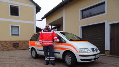 Bild: rti
Tobias Plonner vor dem eigenen Einsatzfahrzeug der Helfer-vor-Ort in Bad Neualbenreuth.