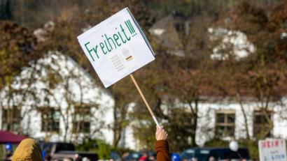 Bild: Armin Weigel
Eine Teilnehmerin der „Querdenken“-Demonstration in Regensburg.