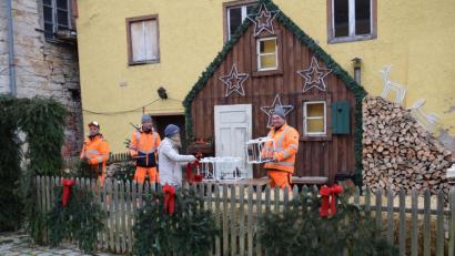 Bild: bö
Gleich gegenüber der Fläche, an der sonst der Adventsmarkt aufgebaut ist, errichten Mitarbeiter des gemeindlichen Bauhofs ein Adventshaus (von links): Daniel Wolfsteiner, Manuel Müller, Tanja Bauer und Christian Lautenschlager.