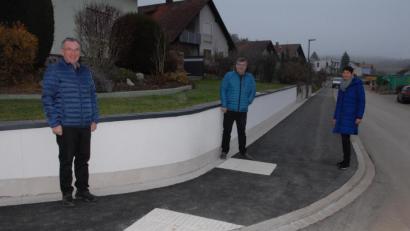 Bild: pop
Bürgermeister Peter Braun (Mitte) sowie die beiden Inklusionsbeauftragten Karl Bauer und Michaela Meyer stellen das taktile Leitsystem für Sehbehinderte in der Harschhofer Straße in Schmidmühlen vor.