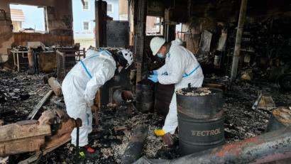 Bild: rw
Brandfahnder der Polizei sind am Tag nach dem Großbrand in Erbendorf auf der Suche nach der Ursache des Feuers in einer landwirtschaftlichen Halle.