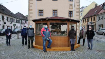 Bild: sne
Die Schnitzergemeinschaft hat die traditionelle Weihnachtskrippe aufgestellt. Bürgermeister Edgar Knobloch (links) freut sich über die Verzierung des Marktplatzes.