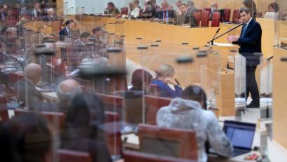 Bild: Sven Hoppe/dpa
Ministerpräsident Markus Söder (CSU) verteidigt im bayerischen Landtag die Corona-Maßnahmen.